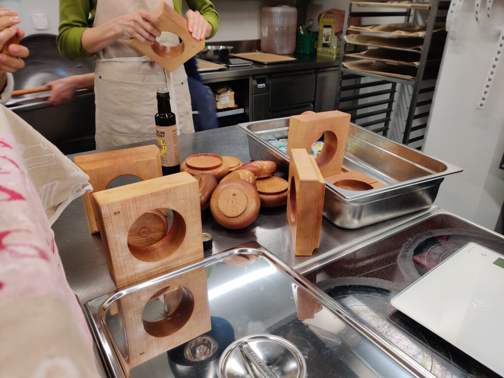 Vorbereiten der Holzformen für die Burger.